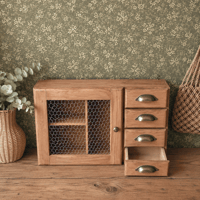 Image 3 of L'ARMOIRE GRILLAGÉE 