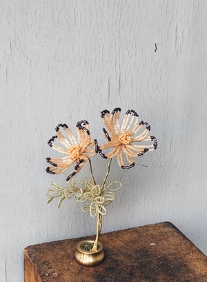 Gylden og lilla tipper _silk satin perleblomst på fod