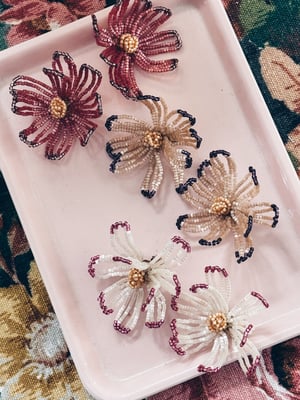 Øreclips _silk satin perleblomst