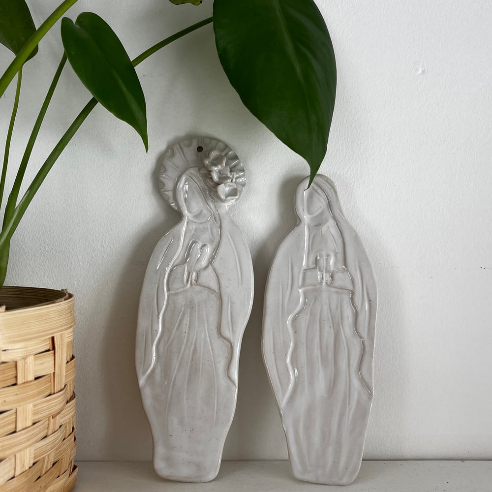 Image of Vierge priante en grès émaillé blanc - à partir de 