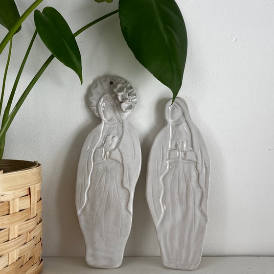 Image of Vierge priante en grès émaillé blanc - à partir de 