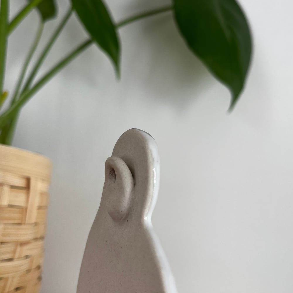 Image of Vierge priante en grès émaillé blanc - à partir de 