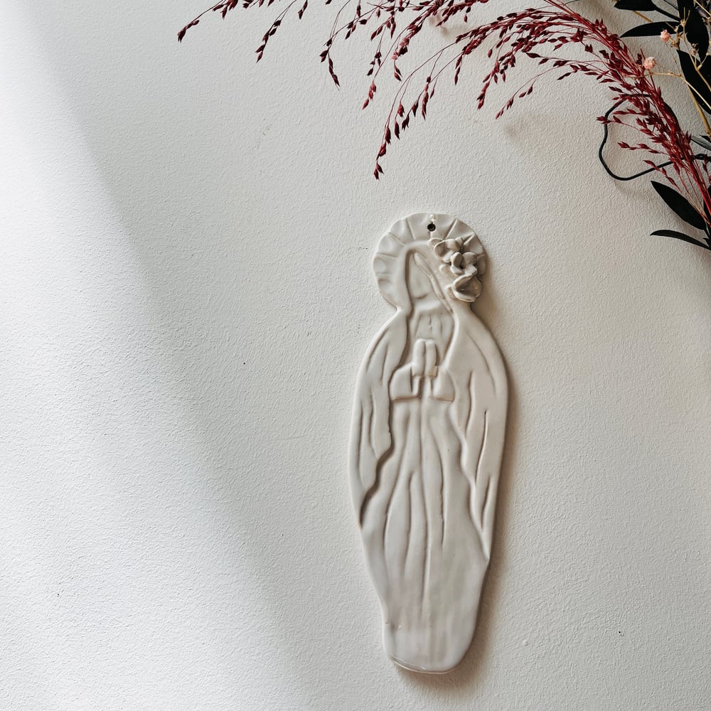 Image of Vierge priante en grès émaillé blanc - à partir de 