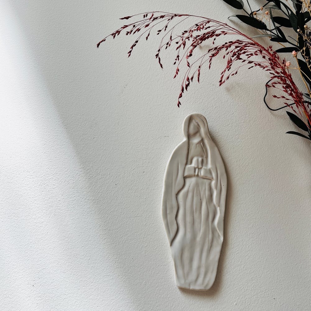 Image of Vierge priante en grès émaillé blanc - à partir de 