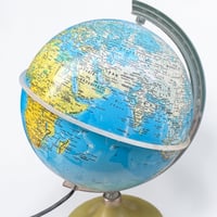 Image 9 of Mappemonde lumineuse ancienne globe terrestre lumineux en plastique vintage 1970