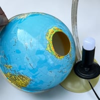Image 11 of Mappemonde lumineuse ancienne globe terrestre lumineux en plastique vintage 1970