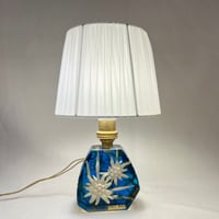 Image 1 of Lampe vintage en résine avec inclusion de fleurs edelweiss des années 60 - 70 et abat-jour blanc