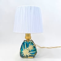 Image 2 of Lampe vintage en résine avec inclusion de fleurs edelweiss des années 60 - 70 et abat-jour blanc