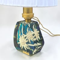 Image 6 of Lampe vintage en résine avec inclusion de fleurs edelweiss des années 60 - 70 et abat-jour blanc