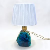 Image 8 of Lampe vintage en résine avec inclusion de fleurs edelweiss des années 60 - 70 et abat-jour blanc