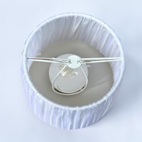 Image 11 of Lampe vintage en résine avec inclusion de fleurs edelweiss des années 60 - 70 et abat-jour blanc