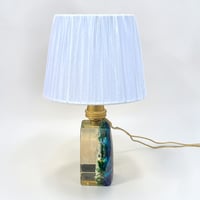 Image 9 of Lampe vintage en résine avec inclusion de fleurs edelweiss des années 60 - 70 et abat-jour blanc