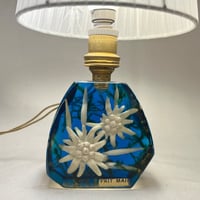 Image 7 of Lampe vintage en résine avec inclusion de fleurs edelweiss des années 60 - 70 et abat-jour blanc