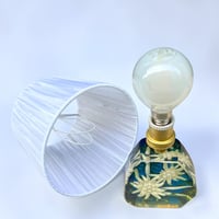 Image 10 of Lampe vintage en résine avec inclusion de fleurs edelweiss des années 60 - 70 et abat-jour blanc