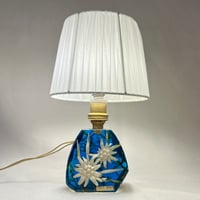 Image 3 of Lampe vintage en résine avec inclusion de fleurs edelweiss des années 60 - 70 et abat-jour blanc