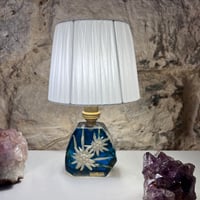 Image 4 of Lampe vintage en résine avec inclusion de fleurs edelweiss des années 60 - 70 et abat-jour blanc