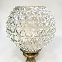 Image 8 of Ancienne lampe pied en bronze doré de style Louis XV et globe rond en verre pointe de diamant