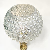 Image 9 of Ancienne lampe pied en bronze doré de style Louis XV et globe rond en verre pointe de diamant