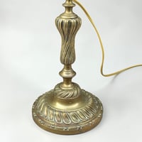 Image 6 of Ancienne lampe pied en bronze doré de style Louis XV et globe rond en verre pointe de diamant