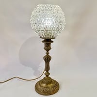 Image 1 of Ancienne lampe pied en bronze doré de style Louis XV et globe rond en verre pointe de diamant