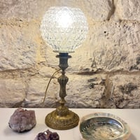 Image 4 of Ancienne lampe pied en bronze doré de style Louis XV et globe rond en verre pointe de diamant