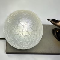 Image 8 of Ancienne lampe veilleuse Art Déco en marbre blanc avec oiseau mouette en métal - 1930