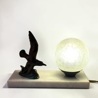 Image 3 of Ancienne lampe veilleuse Art Déco en marbre blanc avec oiseau mouette en métal - 1930