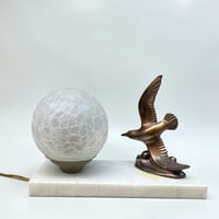 Image 1 of Ancienne lampe veilleuse Art Déco en marbre blanc avec oiseau mouette en métal - 1930