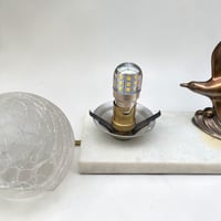Image 11 of Ancienne lampe veilleuse Art Déco en marbre blanc avec oiseau mouette en métal - 1930