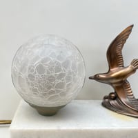 Image 9 of Ancienne lampe veilleuse Art Déco en marbre blanc avec oiseau mouette en métal - 1930