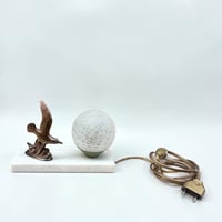 Image 6 of Ancienne lampe veilleuse Art Déco en marbre blanc avec oiseau mouette en métal - 1930