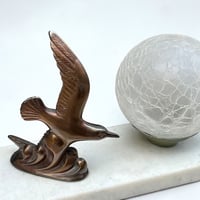 Image 10 of Ancienne lampe veilleuse Art Déco en marbre blanc avec oiseau mouette en métal - 1930