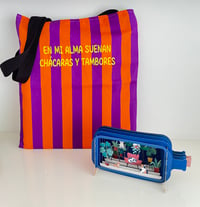 Tote bag  En mi alma suenan chácaras y tambores  morado y naranja