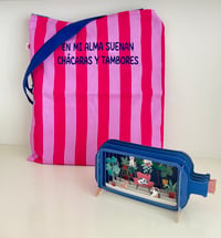 Tote bag  En mi alma suenan chácaras y tamboresnrayas fucsia y malva con bordado azul