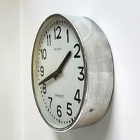 Image 4 of 30 cm Horloge industrielle Lambert en aluminium poli miroir des années 1950 -Fonctionnelle