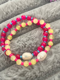 Image 2 of Vibrant glass bracelet with freshwater pearl