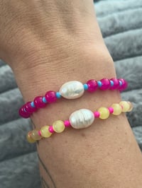 Image 3 of Vibrant glass bracelet with freshwater pearl