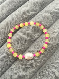 Image 5 of Vibrant glass bracelet with freshwater pearl