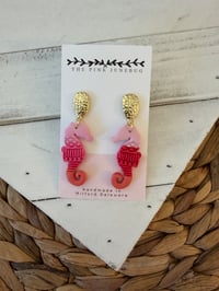 Pink ombré sea horses 