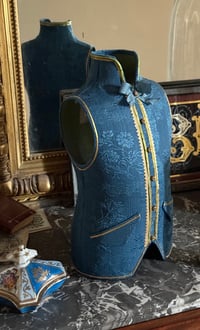 Image 1 of Petit gilet en papier mâché lampas bleu