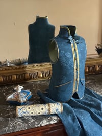 Image 2 of Petit gilet en papier mâché lampas bleu