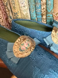 Image 2 of Petites chaussures d’enfant en papier mâché habillées de  lampas bleu XVIII eme 