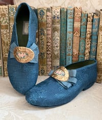Image 1 of Petites chaussures d’enfant en papier mâché habillées de  lampas bleu XVIII eme 