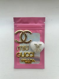 5x Gold metal charms,