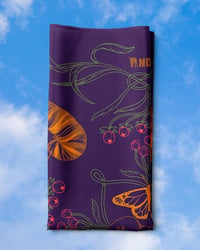 Image 3 of Hana Golden "Sin medio al cambio," bandana