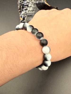 10mm Black and White Glass Bracelet 