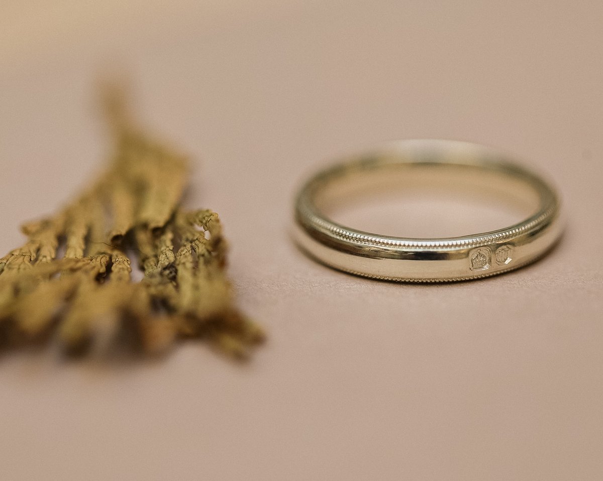 Image of 9ct White gold 4mm milled edge ring