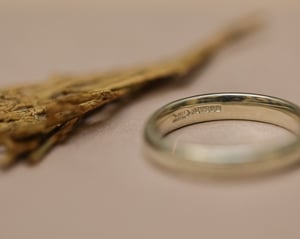 Image of 9ct White gold 4mm milled edge ring