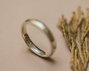 Image of 9ct White gold 4mm milled edge ring