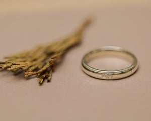 Image of 9ct White gold 4mm milled edge ring